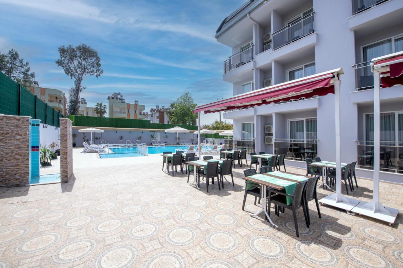 A Hotel Side Exterior foto